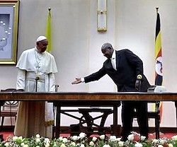 El presidente Museveni invita al Papa Francisco a sentarse al inicio del acto de recepción de las autoridades ugandesas.
