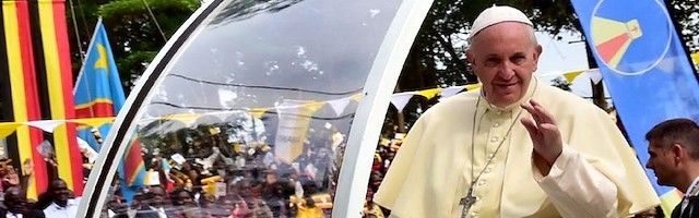 Francisco, a su llegada al santuario de los Mártires de Namugongo, donde ofició misa ante más de cien mil personas.
