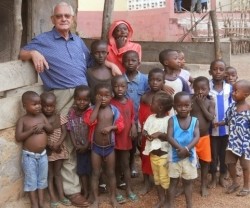 El misionero javeriano Luis Pérez con jóvenes feligreses en Sierra Leona