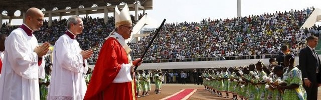 Francisco al iniciarse la misa en el estadio Boganda de Bangui, con unos 30.000 asistentes