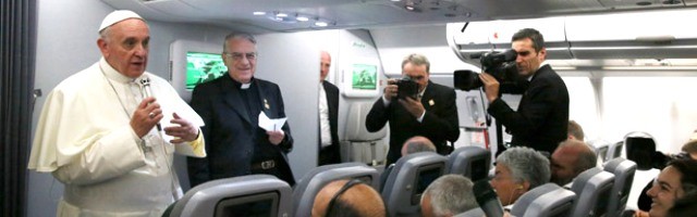 De vuelta de sus viajes internacionales el Papa se deja preguntar por los periodistas y da respuestas improvisadas -Foto de Archivo