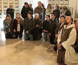 Navarros rezan el Rosario en la sala de la expo blasfema de Pamplona... ahora es posible coordinarse y rezar sin cesar desde casas en cualquier país, en cadena