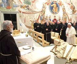 El capuchino Raniero Cantalamessa predica las meditaciones de Adviento al Papa y la Curia en el marco hermoso del arte decorativo del Padre Rupnik en el Vaticano