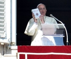 Fotografía de octubre de 2014, cuando Francisco animaba a las familias a leer la Biblia
