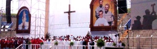 El estadio de Chimbote, en Perú, acogió a unas 28.000 personas para la beatificación de los 3 misioneros mártires