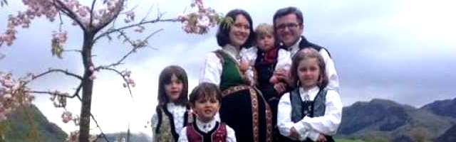 La familia Bodnariu con trajes típicos cuando estaban esperando el quinto bebé