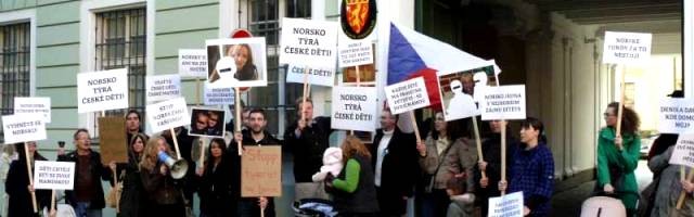 Manifestación en la embajada noruega en Praga pidiendo que devuelvan los niños checos secuestrados por Noruega