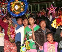 La procesión de las estrellas en Tailandia nació como un evento sólo católico en los años 80 pero ha crecido enormemente