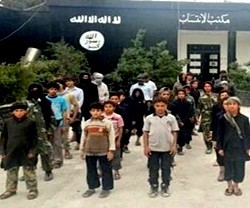 Estado Islámico también usa a niños en vídeos de propaganda, escenas de matanzas y adoctrinamiento en la violencia
