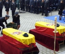 Entrega floral en el funeral de los policías españoles asesinados en Kabul... el obispo castrense denunció el yihadismo como blasfemo