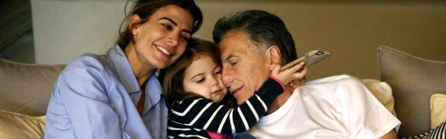 Juliana Awada, con su marido Mauricio Macri, nuevo presidente argentino, y la hija de ambos, Antonia, que se bautizó dos años antes que ella