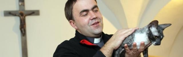 El padre Kestutis Vareckas vive con jóvenes que están dejando las drogas y algunos gatos, que le encantan y hasta ayudan a los chicos a reestructurar su vida