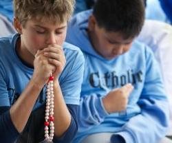 Diversos colegios en varios países cubren turnos de oración del Rosario de Desagravio