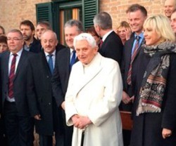 Benedicto XVI se ha fotografiado en la Navidad de 2015 con una delegación de Baviera, su tierra