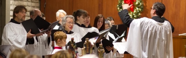 Coro en un servicio religioso navideño... mucha gente poco practicante pasa por las iglesias estos días