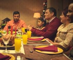 Correa, el presidente de Ecuador, entra en una familia en Nochebuena y explica la Navidad citando al Papa Francisco