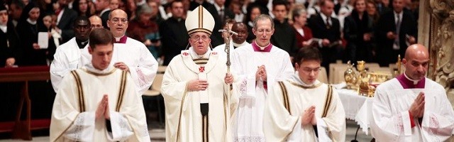El Papa Francisco propone vivir con sobriedad, como el Niño Dios, aunque la sociedad incite al lujo y el narcisismo
