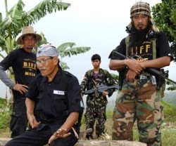 Kato -sentado en la foto, ya murió- fundó recientemente el grupo terrorista musulmán BIFF en Filipinas