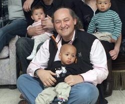 Conrado Giménez, de Fundación Madrina, con algunos de los niños que la Fundación acompaña