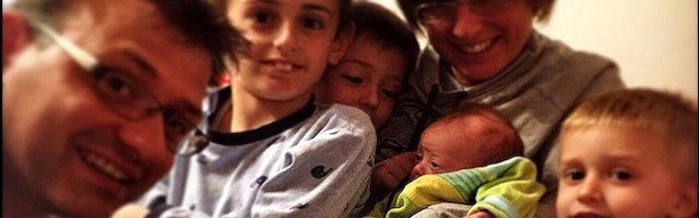 Michele, recién nacido, y su familia: el momento más feliz.