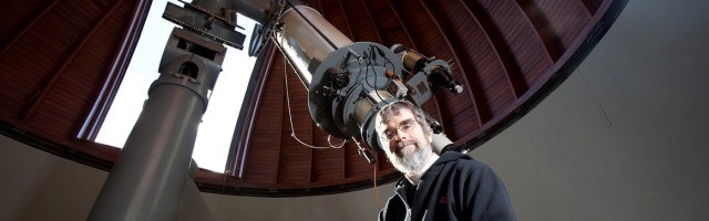 El astrónomo Guy Consolmagno, hermano jesuita, es un ejemplo de clérigo que es también científico, una combinación no inusual