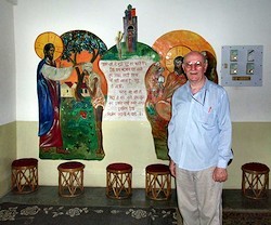 El padre Carlo Torriani, en la capilla de Swarga Dwar.