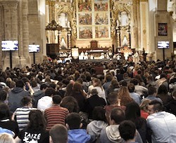 La catedral de Valencia se llenó de jóvenes estos días con los miles de asistentes al encuentro europeo de Taizé.