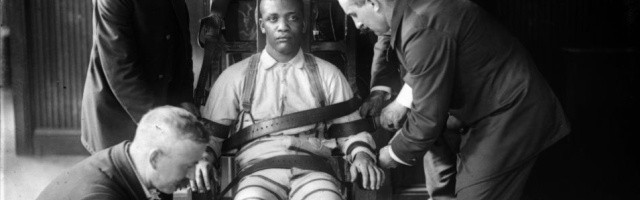 Un joven preso negro atado a la silla eléctrica; así fue ejecutado Claude Newman, que tenía una edad similar y había encontrado a Dios en el corredor de la muerte.