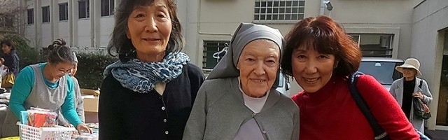 Sor Victoria de la Cruz, misionera adoratriz, con unas colaboradoras - las adoratrices ayudan a las mujeres víctimas de la prostitución y la trata