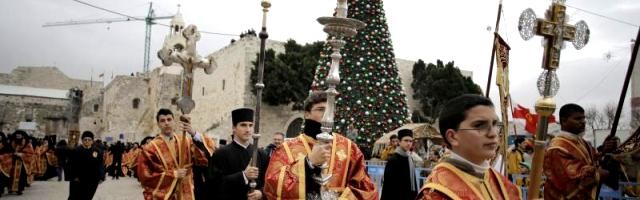 Navidad ortodoxa en Belén - el clero greco-ortodoxo sale en procesión, siguiendo el calendario juliano