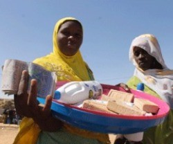 Los desplazados de la zona de Diffa reciben de Cáritas dinero para comprar comida, equipo de higiene y de conservación de agua... Se necesita ayuda internacional