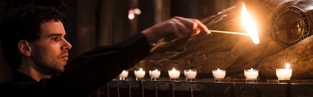 Un joven enciende velas en oración - la paciencia y la oración son las dos armas de quien intenta evangelizar, y más en su familia