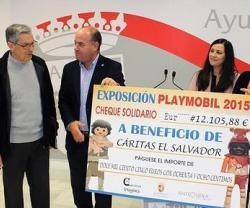 Juan Trujillo entrega al padre Alfonso Ramírez el cheque de 12.000 euros que apoyará a Cáritas parroquial
