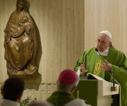 El Papa Francisco a menudo habla de la alabanza en sus predicaciones en Casa Santa Marta