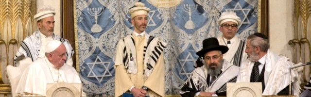 Francisco con las autoridades judías italianas en su primera visita a la Sinagoga Mayor de Roma