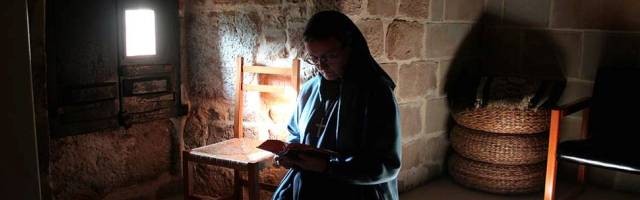 La hermana Guadalupe Escudero hace vida de ermitaña a cargo de Santa María de Zamarce, en Navarra, iglesia del siglo XII con una casa de espiritualidad