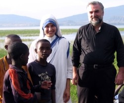 Christopher Hartley, en África, con las Misioneras de la Caridad - siempre ha bebido de la espiritualidad de Madre Teresa de Calcuta