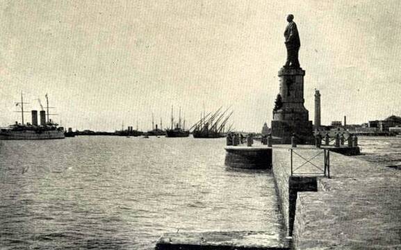 Monumento a Lesseps en el dique de Port Said.