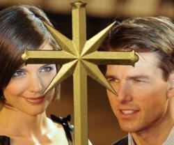 Tom Cruise y Katie Holmes con una de las cruces con estrella que la Cienciología usa como símbolos