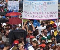 Pancarta contra la ideología de género en la escuela en el pasado Family Day de junio de 2015 en Roma