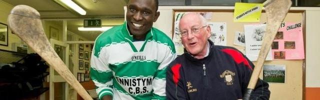 El campeón olímpico David Rudisha y su entrenador el Hermano Colm, de visita en un colegio en Irlanda; Colm empezó a entrenar sin saber nada de atletismo