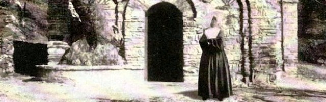 La hermana Marie, ante la casa de la Virgen en Éfeso.