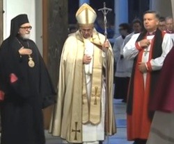 Francisco, con un delegado ortodoxo y otro anglicano, cruzando una Puerta de la Misericordia, gesto de la necesidad de Dios para alcanzar la unidad