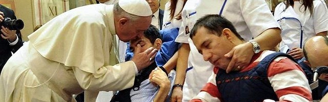 Las obras de misericordia son la ocasión de mostrar al prójimo el amor de Dios, dice el Papa.