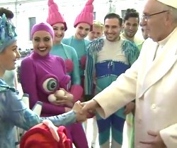El Papa felicitó a un grupo de artistas circenses por ser creadores de belleza