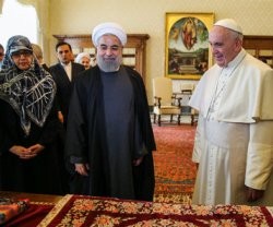 Hasán Ruhani y la traductora de la embajada iraní con el Papa Francisco en el Vaticano