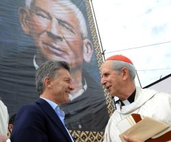 El presidente Macri y el arzobispo Poli bajo el retrato del Cura Brochero, llamado también el Cura Gaucho