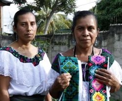 Las mujeres de la cooperativa Jluchiyej Nichimetic preparan en Chiapas los ornamentos que el Papa usará allí en misa