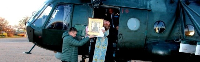 La Virgen de las 7 Flechas a punto de iniciar su vuelo de bendición en helicóptero sobre la capital de Crimea.
