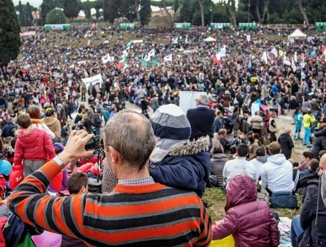Dos millones de italianos se manifiestan en contra del matrimonio gay y las adopciones de niños